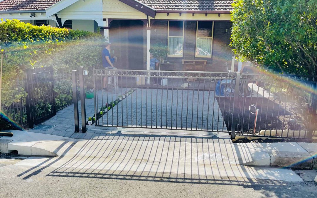 Hunters Hill – Custom Fence & Paved Driveway