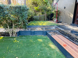 timber-retaining-wall turfed-lawn timber-garden-bench-seating